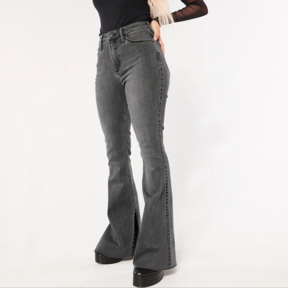 NWT Hollister High-Rise Flare Jeans 31/31 — Faded Black Raw Hem + Slit